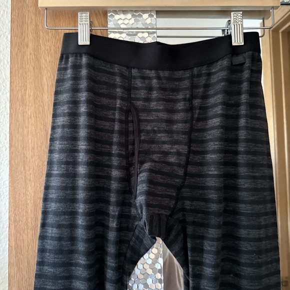 Men's Uniqlo gray striped base layer heat tech leggings, small - Picture 4 of 4